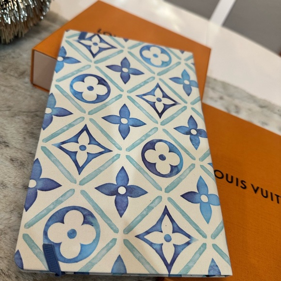 🍾SALE🍾 New Limited Edition Louis Vuitton By the Pool Jane Notebook MM blue - Picture 6 of 11